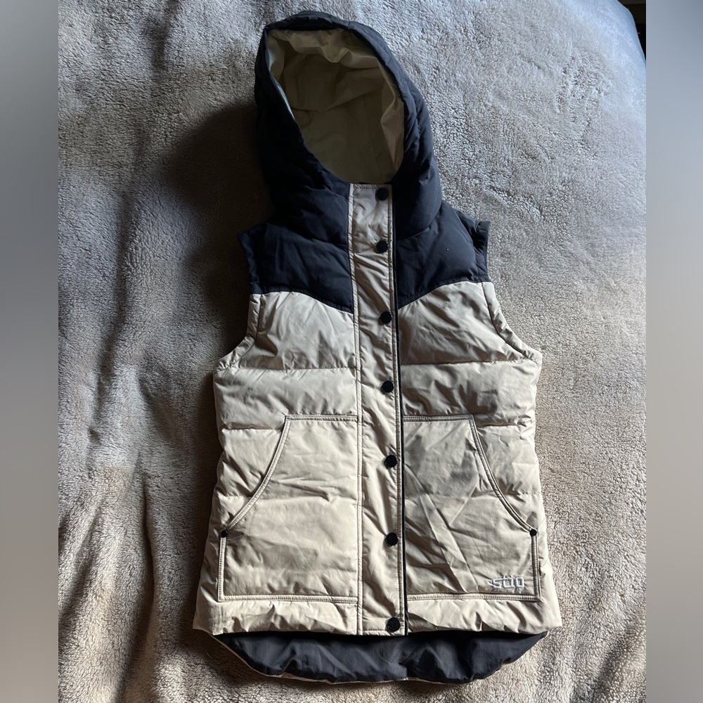 Stio Women’s hooded vest woodson down pale yellow/dark gray